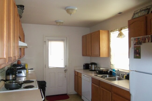 Building Photo - 196 - 3427/3429 SE 3rd