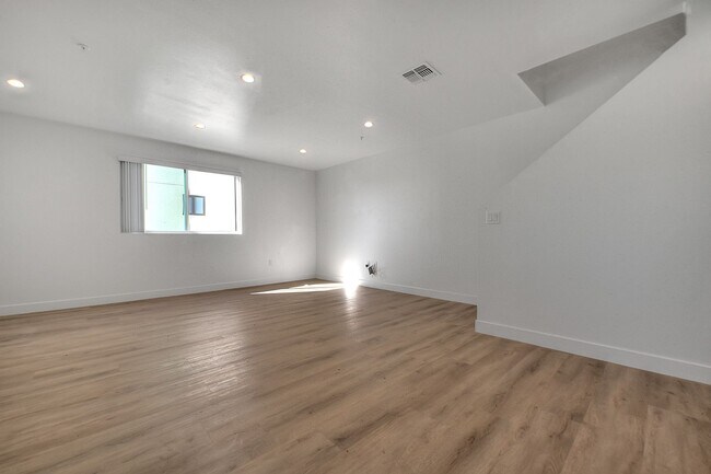 Building Photo - 5852 Vineland Ave