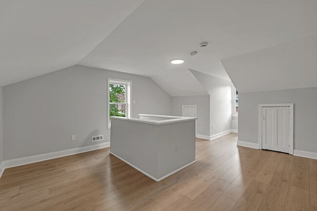 Building Photo - Freshly Renovated 4-Bedroom Home with Cent...