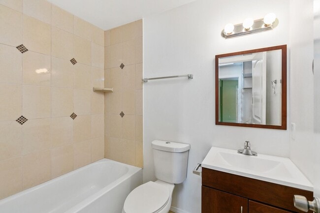 Building Photo - Woodlands South - La Jolla Townhome