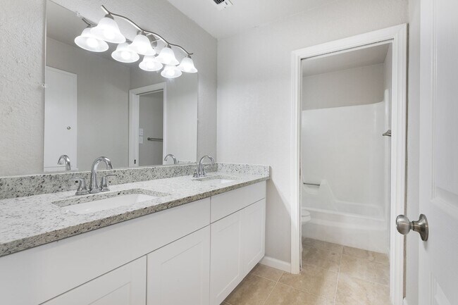 Building Photo - Renovated 2 Bedroom 1 Bath Near UTSA, Medi...