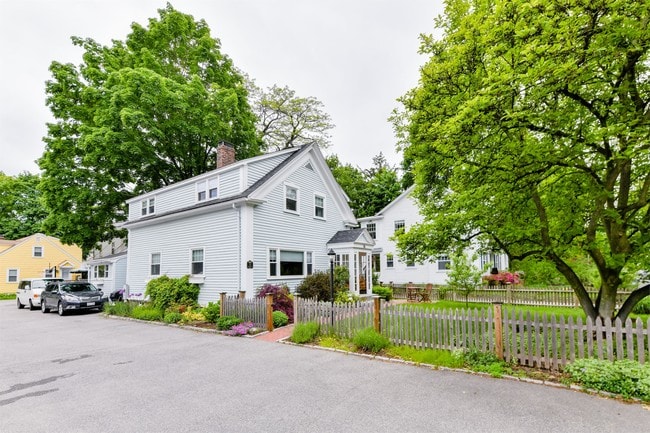 Building Photo - 36 Burroughs St