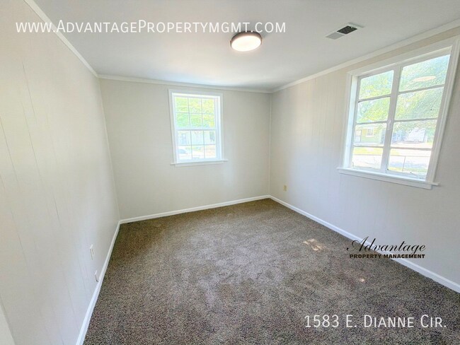 Building Photo - 1583 E Dianne Cir