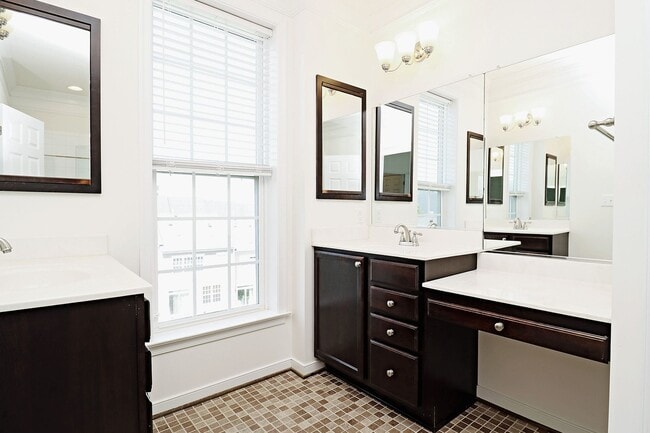 Building Photo - Dog-Friendly Avinity Townhome With Mountain Views