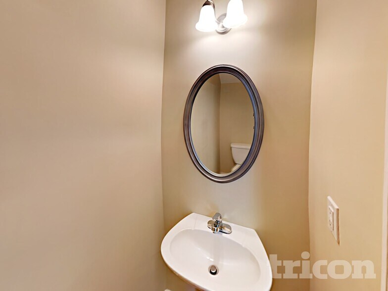 Building Photo - 9453 Lakeview Rd