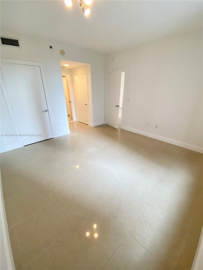 Building Photo - 1060 Brickell Ave