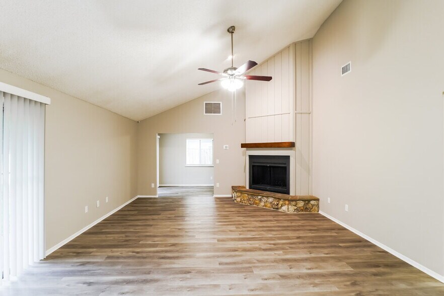 Building Photo - 1304 Sterling Oaks Dr