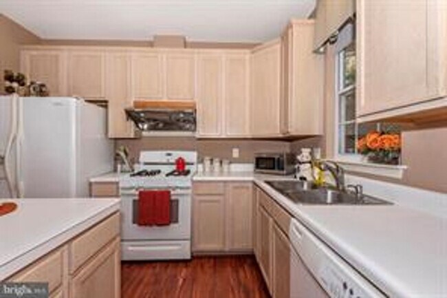 Building Photo - WELL MAINTAINED TOWNHOUSE WITH ONE CAR GARAGE, DECK,