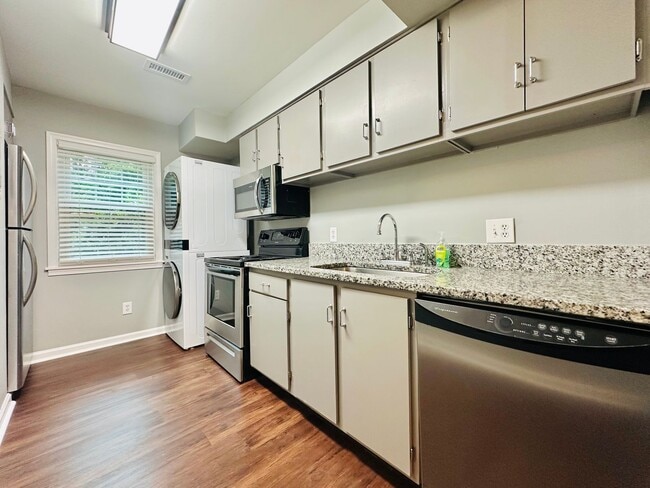 Building Photo - Newly Renovated 2 Bed, 2.5 Bath Chapel Hil...