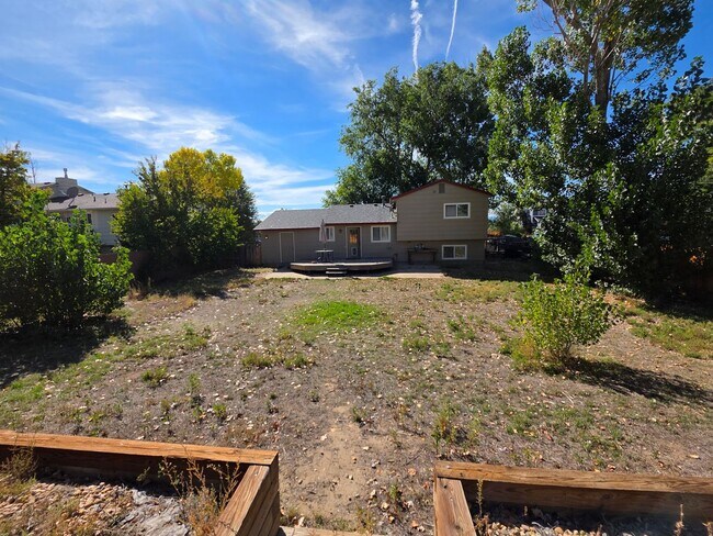 Building Photo - 3 Bedroom 2 Bathroom House With Huge Backy...