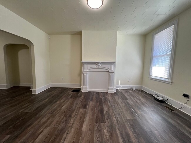 Building Photo - Updated 2BR Townhome with office & parking...