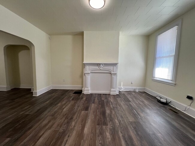Building Photo - Updated 2BR Townhome with office & parking spot!