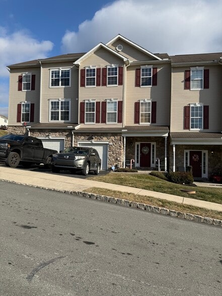 Building Photo - 423 Marion Rd