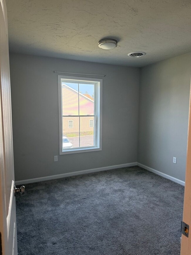Building Photo - Beautiful 3 bedroom, 2.5 bath townhouse av...