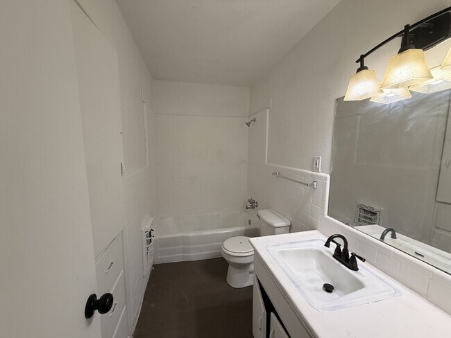 Building Photo - 713 47th St