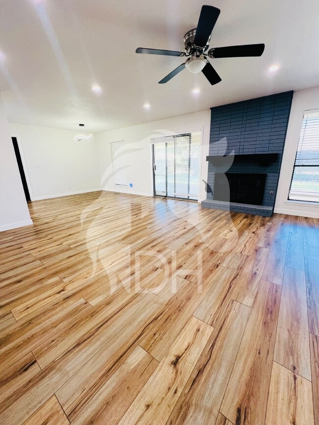 Building Photo - 414 Deer Run