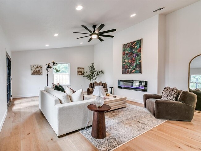 Building Photo - 700 Greenwood Dr