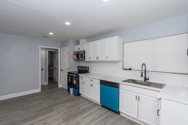 Building Photo - 5429 De Lange Ln