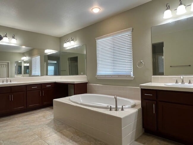 Building Photo - STUNNING & SPACIOUS 4 BEDROOM IN W. ROSEVI...