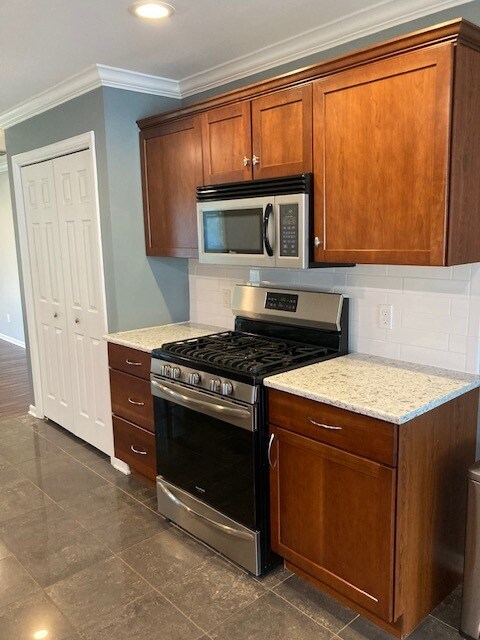 Kitchen & Pantry & Gas Range - 404 9th Cir SE