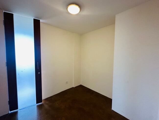 Building Photo - Luxury 12th Floor Corner 1bd/2bath w/ Incr...