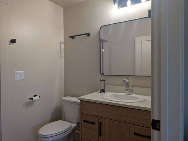 Building Photo - Quality 3 Bedroom 2 Bath