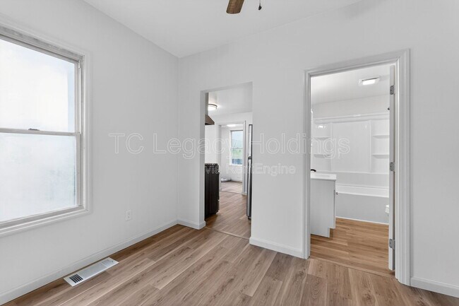 Building Photo - 407 Simpson Ave