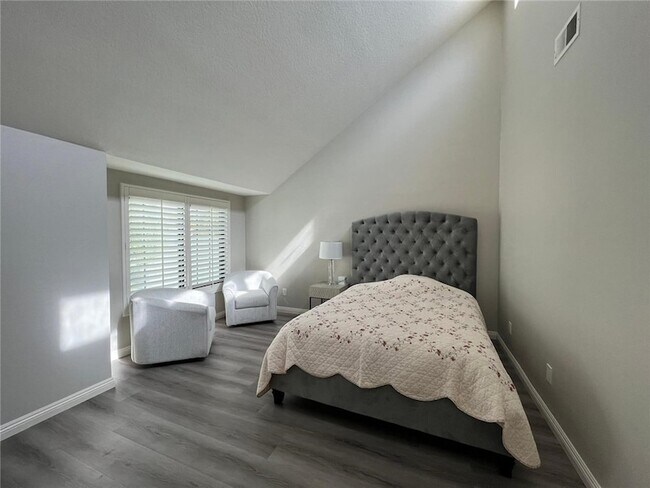 Building Photo - 428 W Huntington Dr