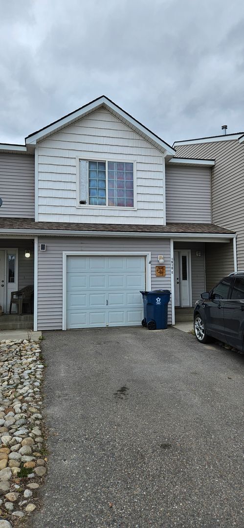 Building Photo - Townhome with 3 bedrooms and garage!  New paint and flooring!