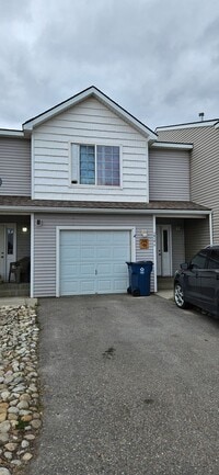 Building Photo - Townhome with 3 bedrooms and garage!  New paint and flooring!