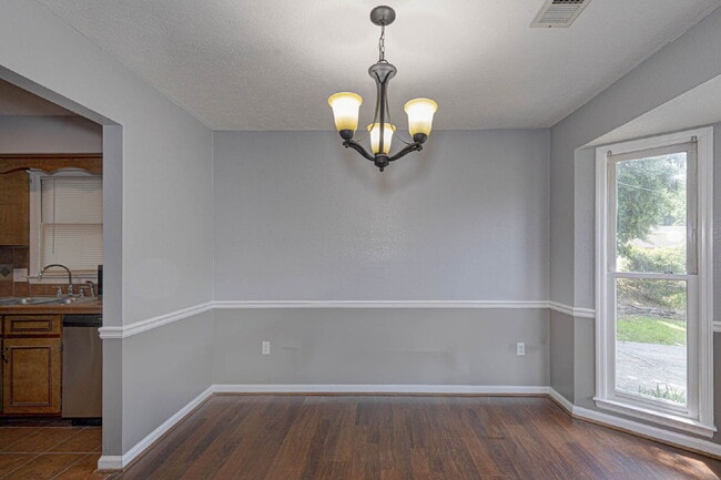 Building Photo - Move-In Ready 3/2 in Columbus | Appliances + W/D + Lawn Care + Pest Control Included | $1,600/mo