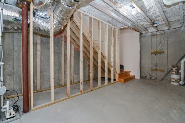 Building Photo - 76 Pouts Ln