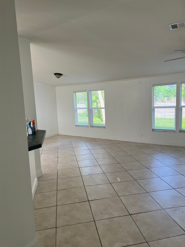 Building Photo - 2373 SW Wynnewood St