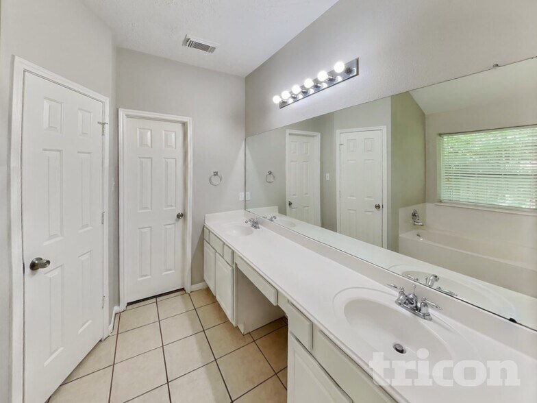 Building Photo - 3123 Spring Ranch Ln