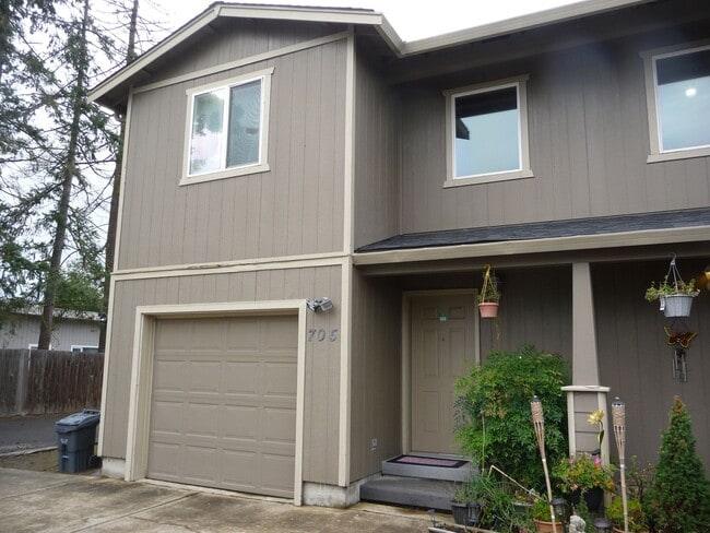 Building Photo - Easy access to shopping and freeway