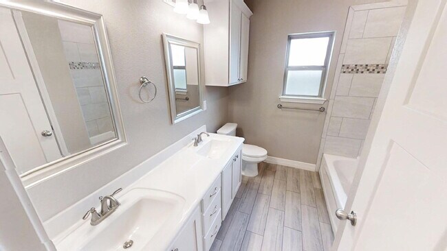 Building Photo - "Charming 4-Bedroom Retreat with Granite Elegance & Cozy Fireplace in Killeen!"
