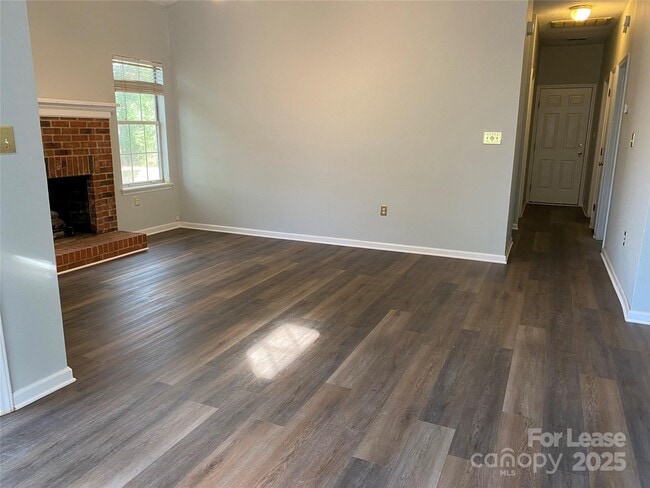 Building Photo - 6002 Kenmore Ln