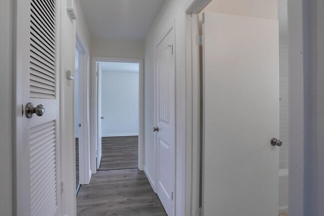 Building Photo - 304 John N Garner Cir