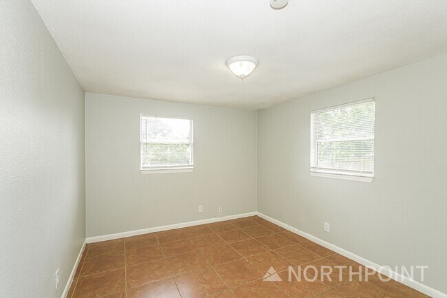 Building Photo - 3-Bedroom, 1 Bath Single Family for Rent in Tampa, FL | Fenced Backyard & Modern Kitchen