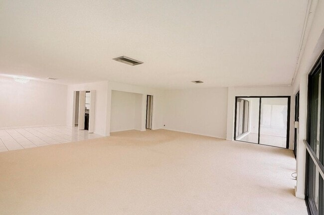 Building Photo - 1739 Embassy Dr