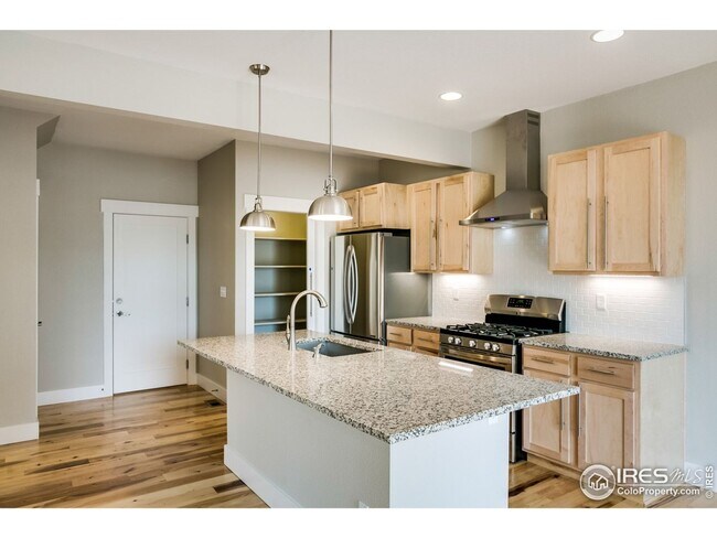Building Photo - 4 Bedroom Townhome Available in Early Sept...