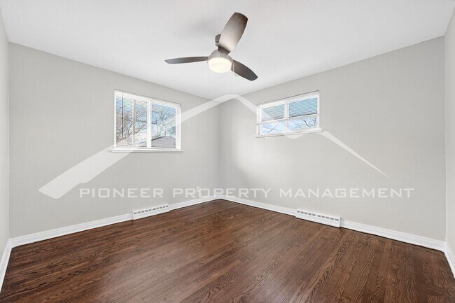 Building Photo - Gorgeous Home with Washer/Dryer and Fenced Yard