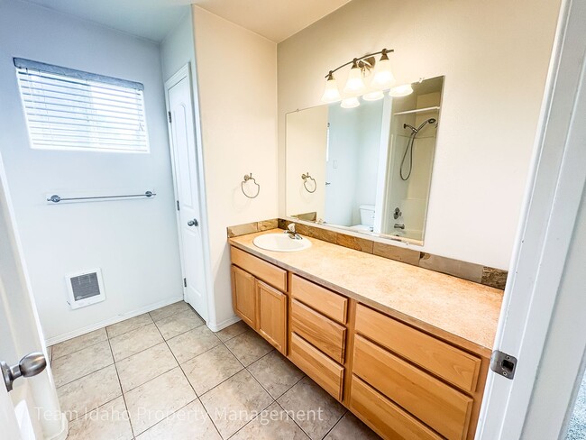 Building Photo - Beautiful 4 bedroom 3 bath townhouse w/att...