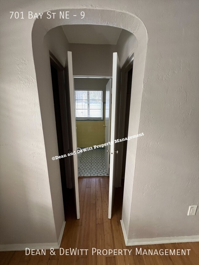 Building Photo - 701 Bay St NE