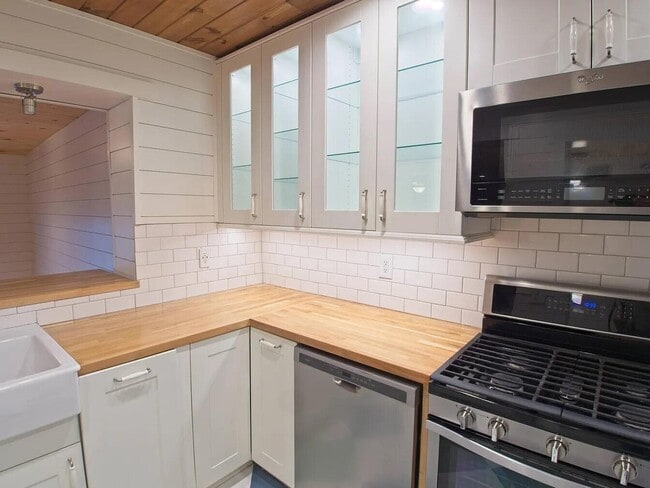 Building Photo - 821 Brett St S