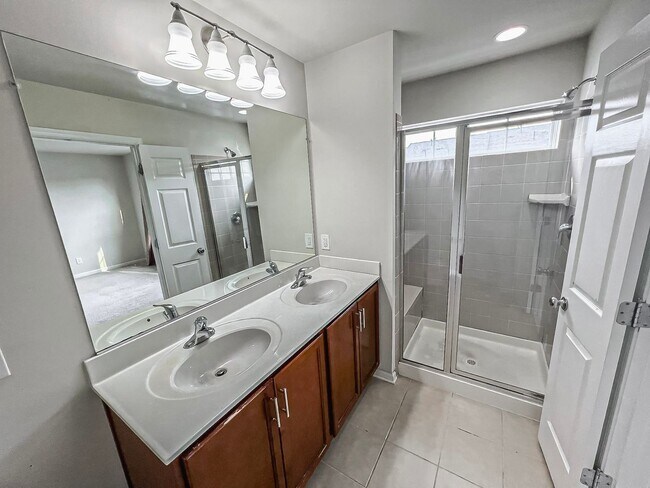 Building Photo - Beautiful and Spacious 3 Bed 2/2 Bath Bric...