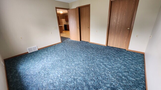 Building Photo - 2 Bedroom, 1 1/2 Bathroom Apartment With A/C & Garage - Available Now!