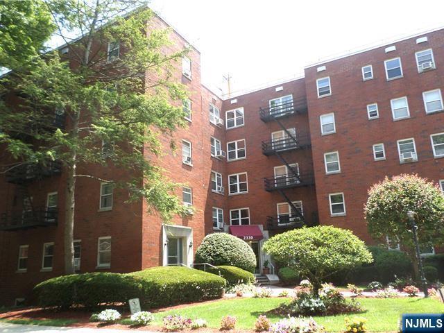 Primary Photo - 2330 Linwood Ave
