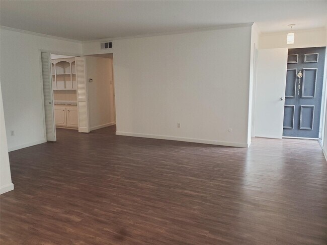 Building Photo - 361 N Post Oak Ln