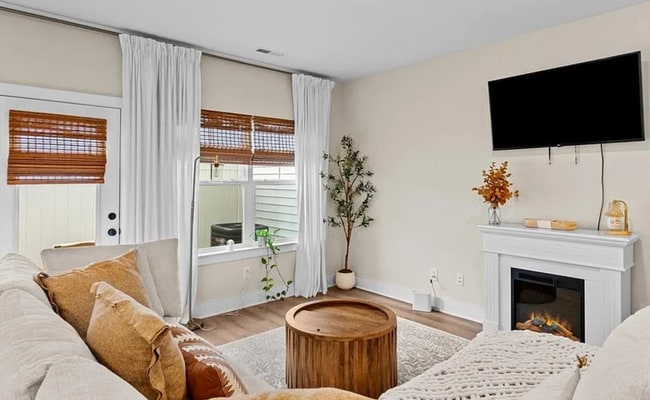 Building Photo - Like new modern maintenance free 3 bedroom 2.5 bath townhouse in Greensboro. Lawn care included.